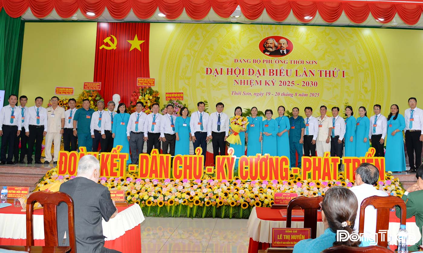 Lãnh đạo tỉnh tặng hoa chức mừng Ban Chấp hành Đảng bộ phường Thới Sơn lần thứ I, nhiệm kỳ 2025 - 2030.