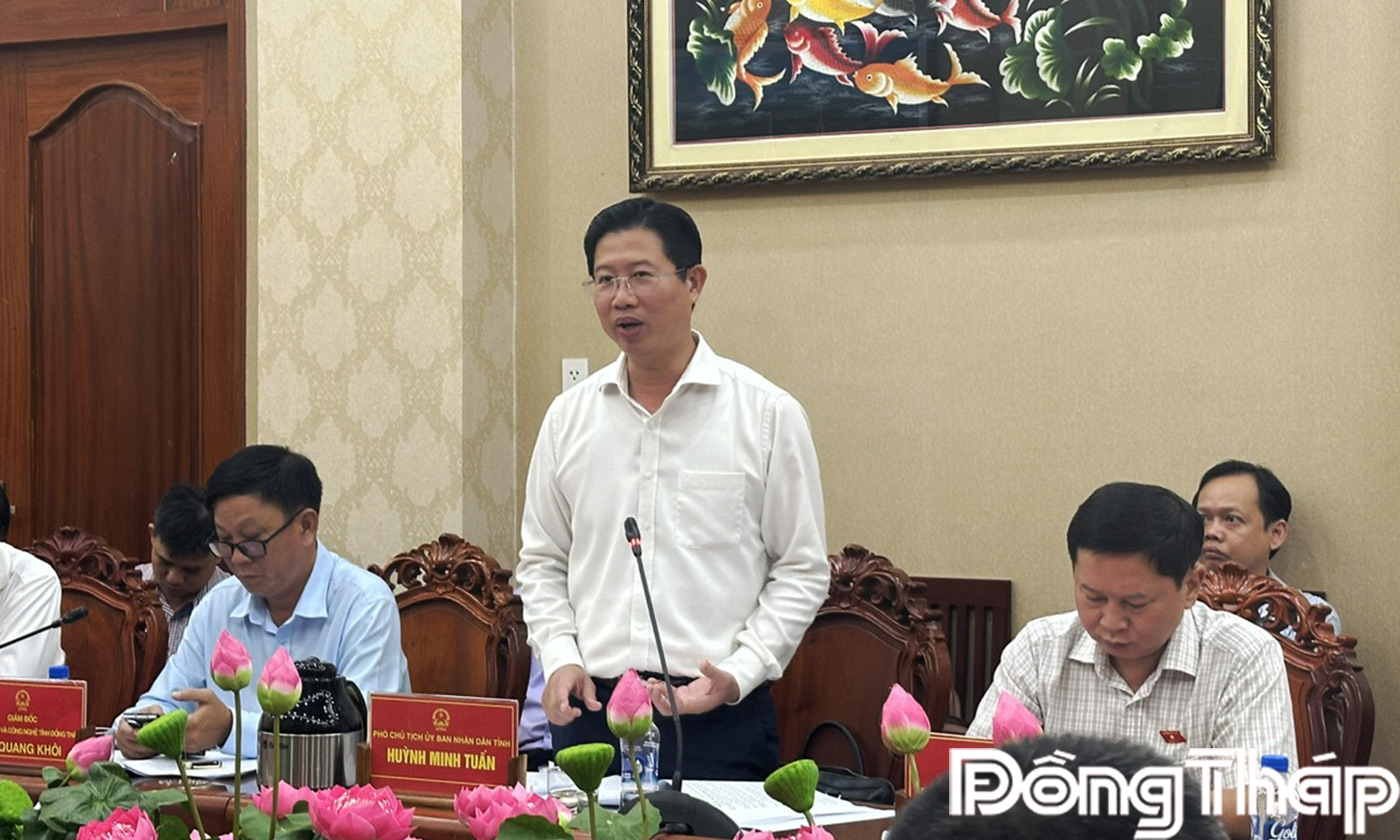 Đồng chí Huỳnh Minh Tuấn phát biểu tại buổi làm việc