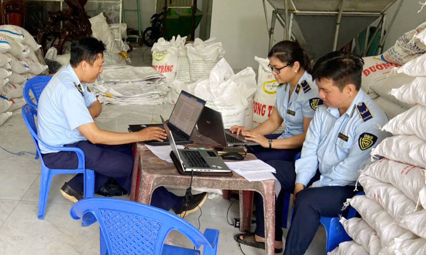 Đội QLTT số 9 kiểm tra tại hộ kinh doanh.