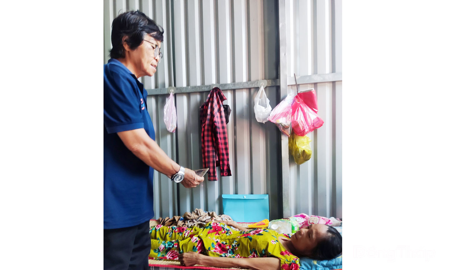 Trao tiền bà Trắng.