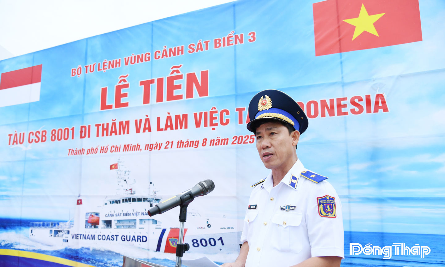Thiếu tướng Ngô Bình Minh, Tư lệnh Vùng CSB 3 phát biểu tại Lễ tiễn Tàu 8001 lên đường thục hiện nhiệm vụ tại Indonesia.
