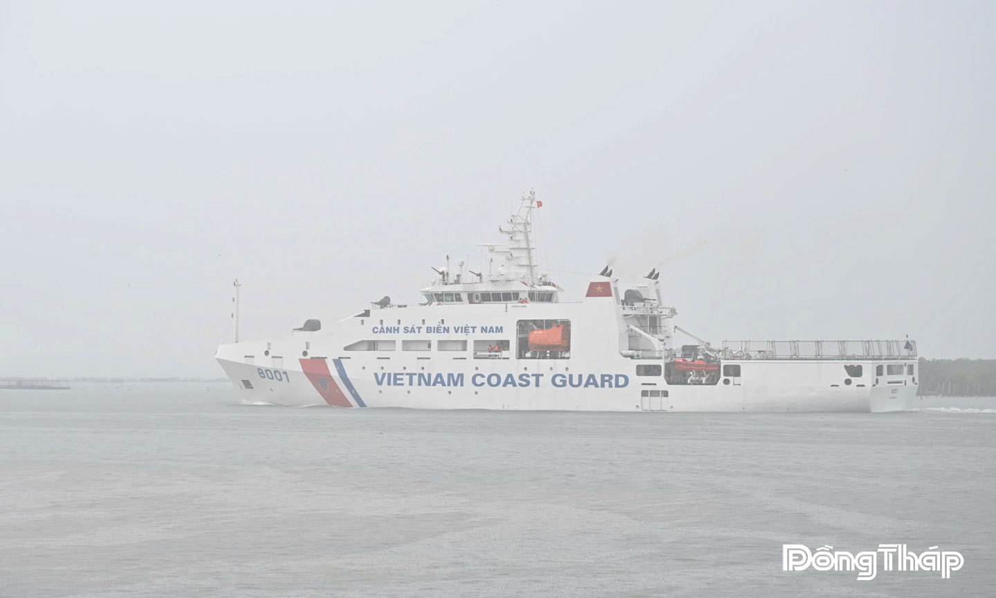 Tàu CSB 8001 rời bến lên đường thục hiện nhiệm vụ.