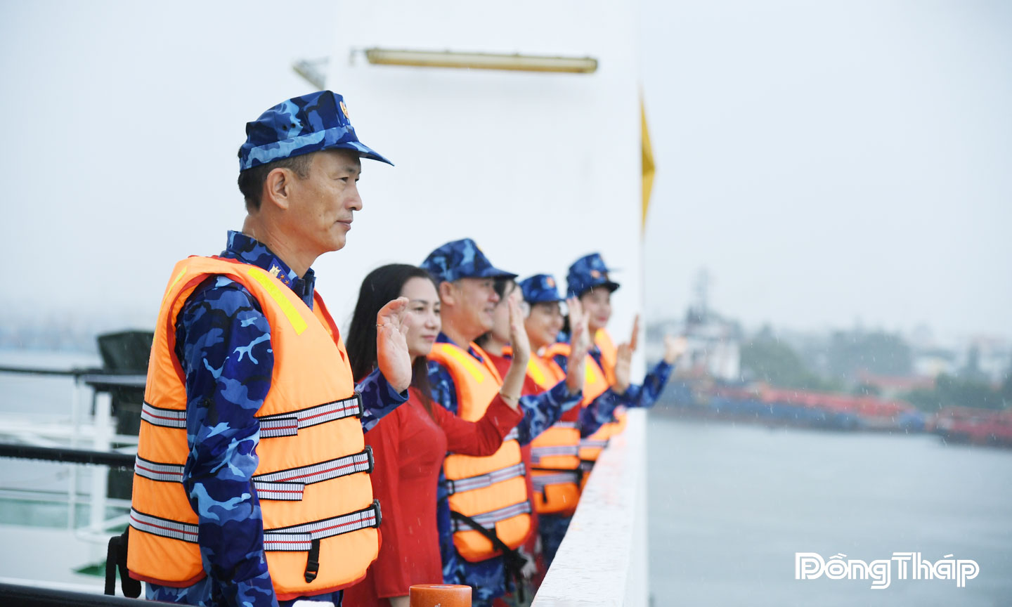 Đoàn công tác chào cảng.