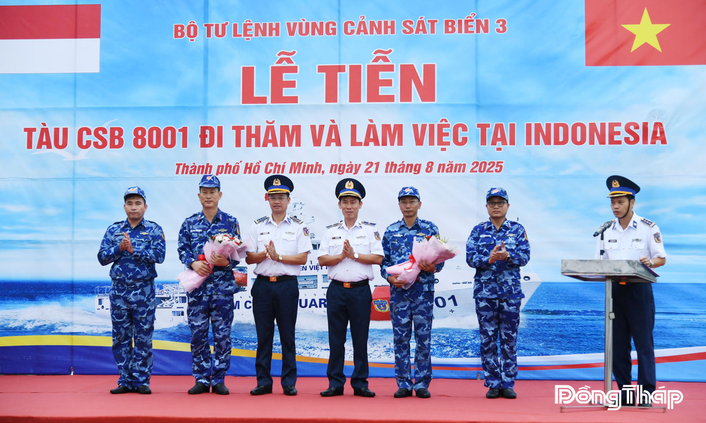 Thủ trưởng BTL Vùng CSB 3 tặng hoa cho địa diện đoàn công tác trước khi lên đường thực hiện nhiệm vụ tại Indonesia.