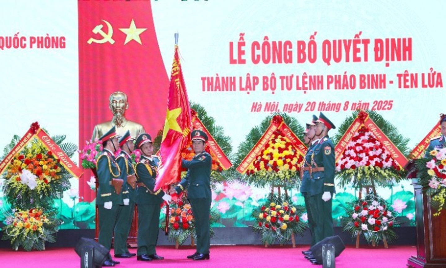 General Nguyen Tan Cuong presents the military flag to the Artillery-Missile Command.