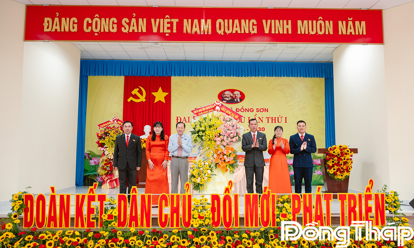 Đồng chí Phan Văn Hợp, tặng hoa chúc mừng Đại hội.
