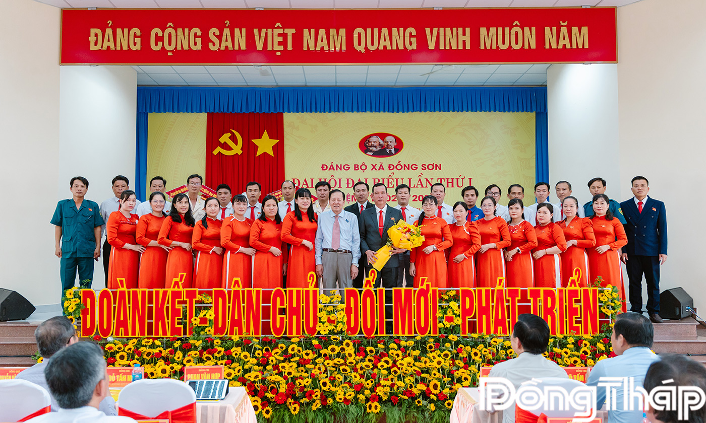 Đồng chí Phan Văn Hợp tặng hoa chúc mừng Ban chấp hành khóa mới.