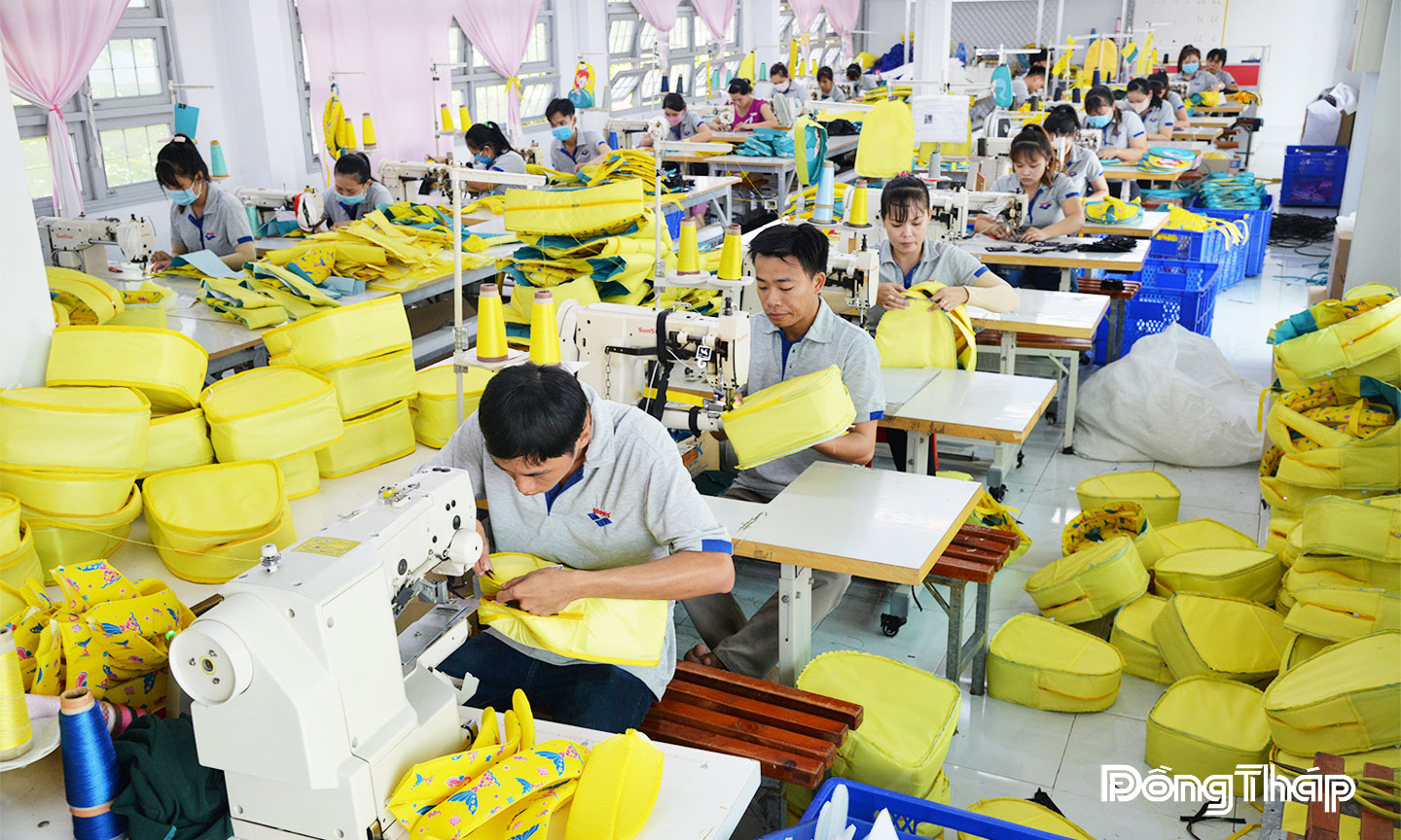 Xã Vĩnh Bình tạo điều kiện, hỗ trợ các doanh nghiệp, cơ sở sản xuất, hợp tác xã phát triển, góp phần giải quyết việc làm, nâng cao thu nhập cho người dân địa phương.