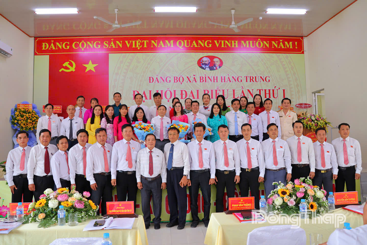 Các đồng chí là lãnh đạo tỉnh, nguyên lãnh đạo tỉnh chụp ảnh lưu niệm cùng Ban Chấp hành Đảng bộ xã Bình Hàng Trung nhiệm kỳ 2025 - 2030.