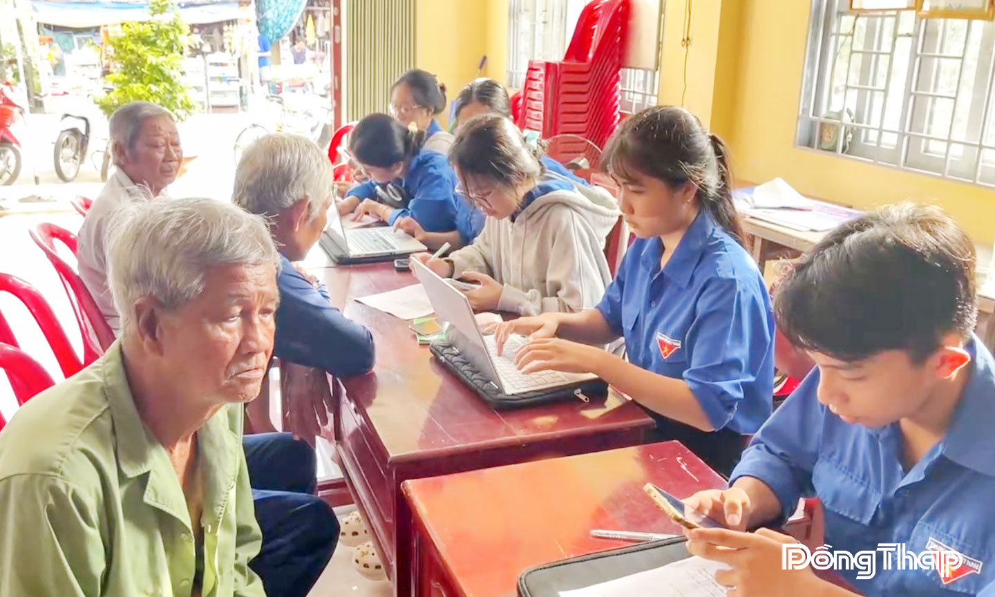 Đoàn thanh niên xã Long Phú Thuận, tỉnh Đồng Tháp thực hiện thủ tục hành chính lưu động, tạo thuận lợi cho người dân.
