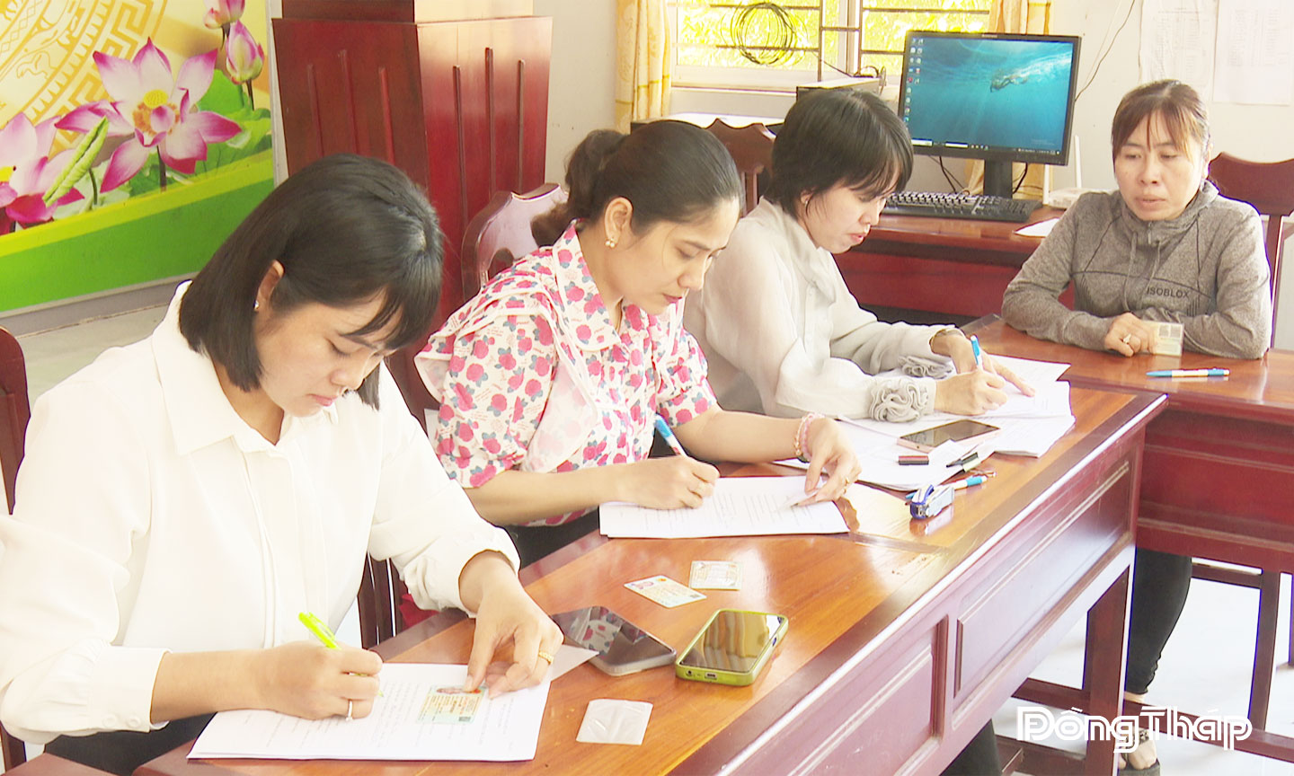 Cán bộ, công chức phường Thường Lạc, tỉnh Đồng Tháp giải quyết thủ tục hành chính lưu động phục vụ người dân.