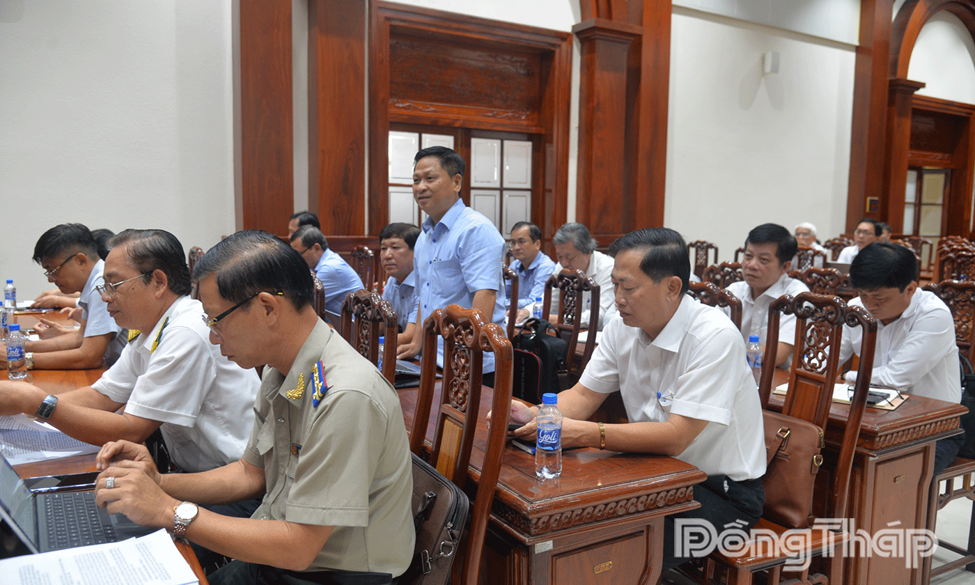 Đại biểu phát biểu ý kiến tại hội nghị.