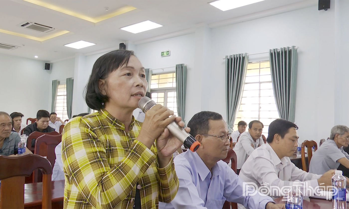 Cử tri phát biểu ý kiến tại buổi tiếp xúc.