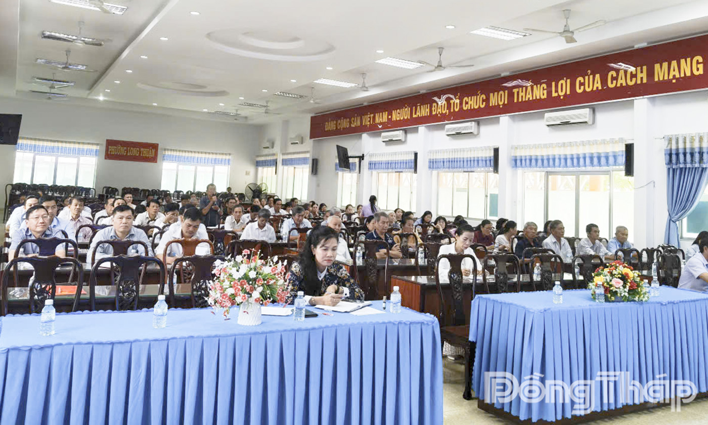 Quang cảnh buổi tiếp xúc cử tri tại phường Long Thuận, tỉnh Đồng tháp.
