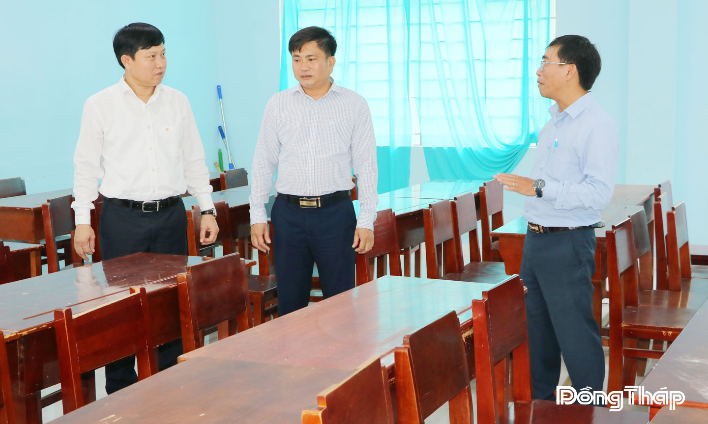 Tiến sĩ Lê Quang Trí, Tỉnh ủy viên, Giám đốc Sở Giáo dục và Đào tạo kiểm tra cở sở vật chất trước thềm năm học mới tại Trướng THPT Hồng Ngự 3. 