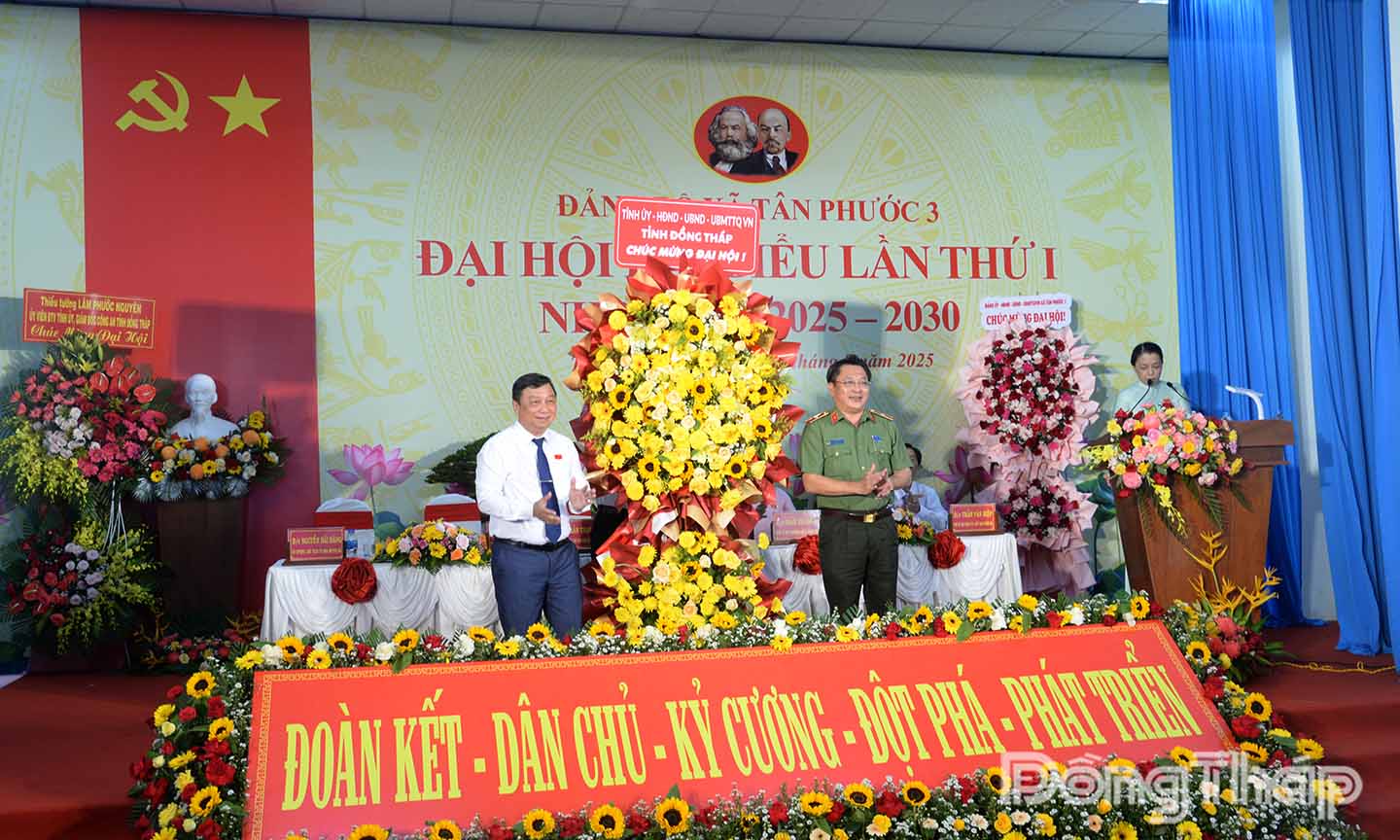 Đồng chí Thiếu tướng Lâm Phước Nguyên trao hoa của Tỉnh ủy - HĐND - UBND - Ủy ban MTTQ Việt Nam tỉnh Đồng Tháp chúc mừng Đại hội.