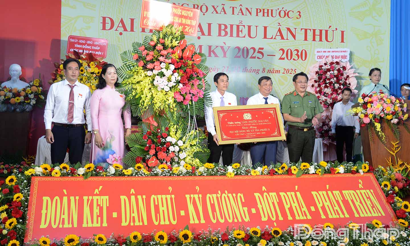 Đồng chí Thiếu tướng Lâm Phước Nguyên tặng hoa và bức khánh chúc mừng Đại hội.
