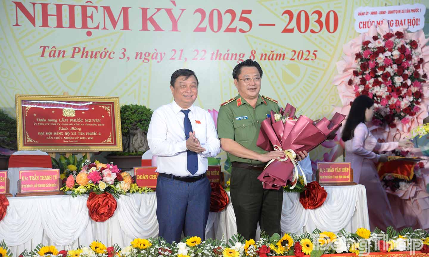 Đồng chí Trần Thanh Tú, Bí thư Đảng bộ xã Tân Phước 3 tặng hoa cảm ơn đồng chí Thiếu tướng Lâm Phước Nguyên.