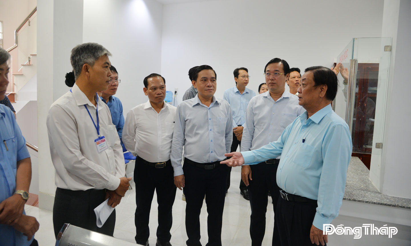Phó Chủ tịch Quốc hội Lê Minh Hoan trao đổi, thăm hỏi việc vận hành Trung tâm Phục vụ hành chính công phường Mỹ Tho.