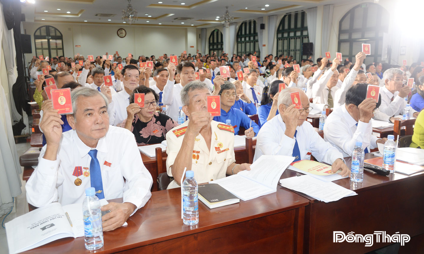 Đại biểu biểu quyết thống nhất các nội dung tại phiên trù bị Đại hội đại biểu Đảng bộ phường Mỹ Tho lần thứ I, nhiệm kỳ 2025 - 2030 vào ngày 21-8.