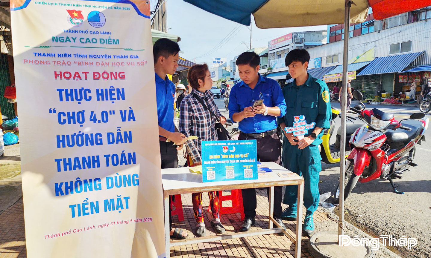 Thanh niên tình nguyện tham gia phong trào “Bình dân học vụ số”, hướng dẫn người dân tại phường Cao Lãnh thanh toán không dùng tiền mặt. 
