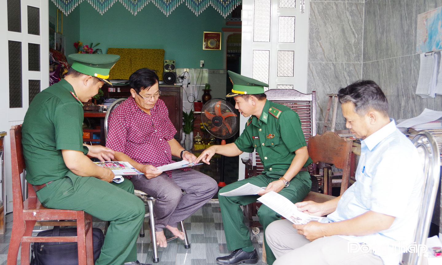  Cán bộ Đồn Biên phòng Kiểng Phước gặp gỡ, tuyên truyền đến người dân về an ninh, trật tự và phòng, chống tội phạm.                                                                                                                Ảnh: Đoàn Phát