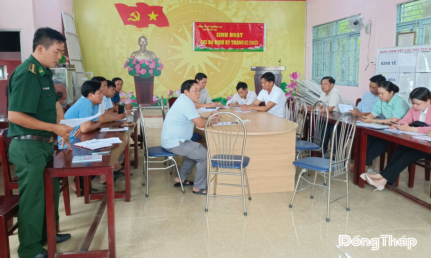 Đảng viên Đồn Biên phòng Cầu Muống tham gia sinh hoạt chi bộ Khóm Thị, phường Thường Lạc.                                                                        Ảnh: Quốc Anh