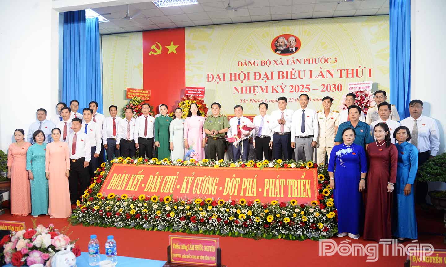 Đồng chí Thiếu tướng Lâm Phước Nguyên tặng hoa chúc mừng Ban Chấp hành Đảng bộ xã Tân Phước 3, nhiệm kỳ 2025 - 2030
