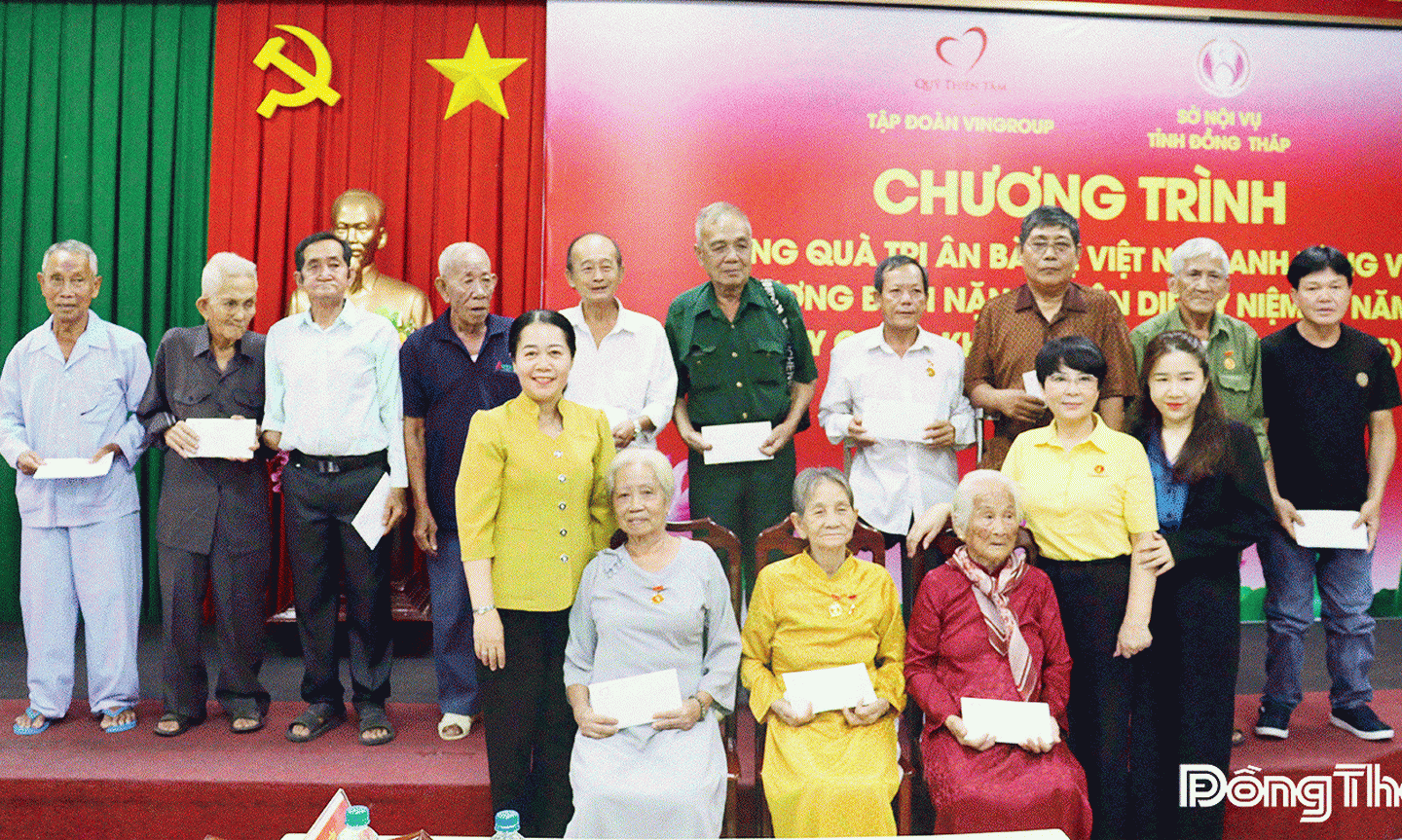 Lãnh đạo Sở Nội vụ và đại diện Quỹ Thiện Tâm, Tập đoàn VinGroup tặng quà cho người có công với cách mạng.