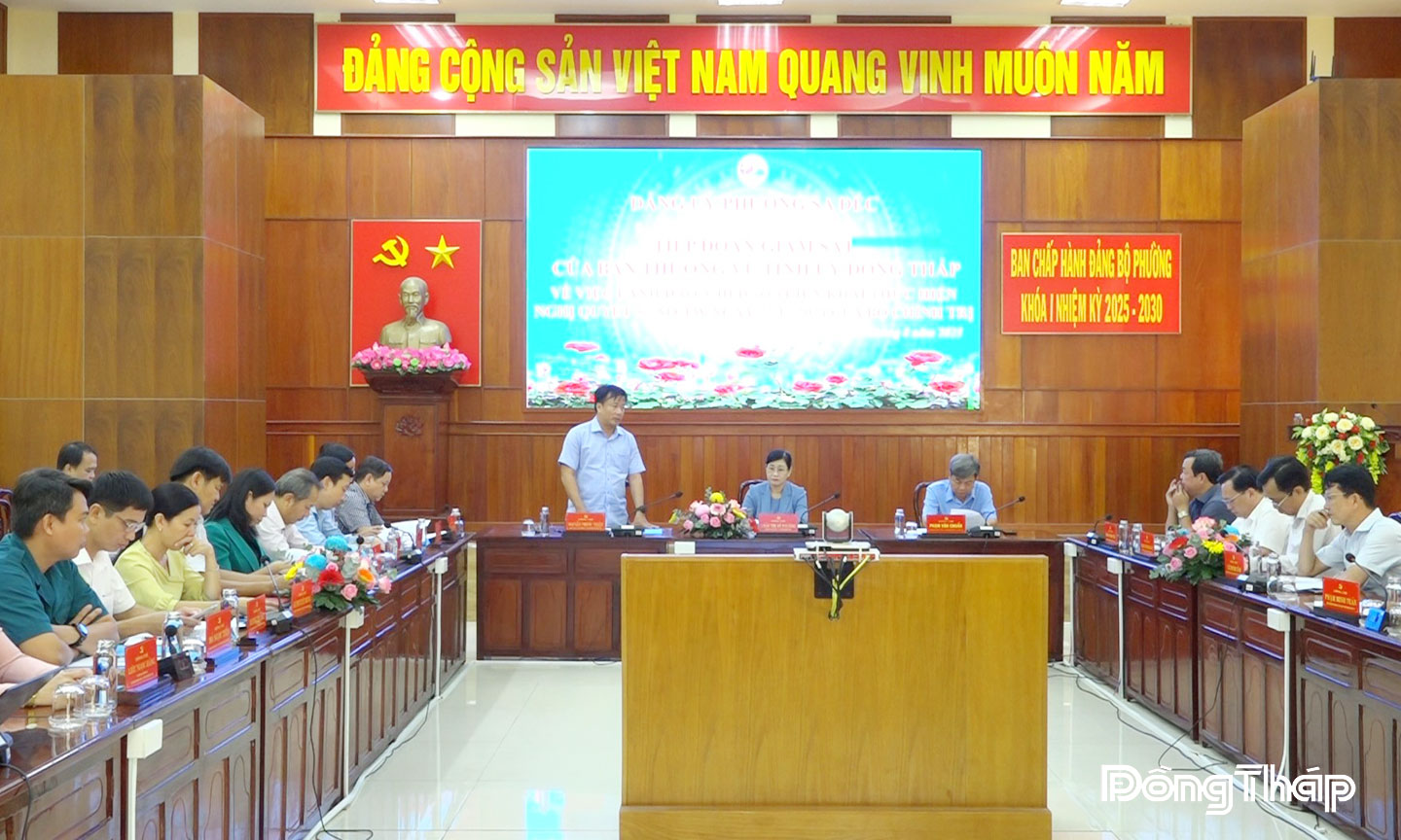 Ông Nguyễn Phước Thiện- Bí thư Đảng uỷ phường Sa Đéc thông tin với đoàn về công tác triển khai thực hiện Nghị quyết số 57/NQ/TW. Ảnh NGỌC DUY.