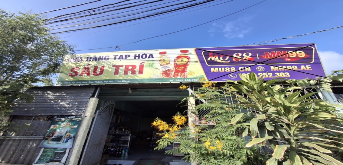 Một tiệm tạp hóa trên quốc lộ 50 thuộc phường Đạo Thạnh được đối tượng làm bảng miễn phí nhưng lồng ghép trang web cá độ, cờ bạc trực tuyến