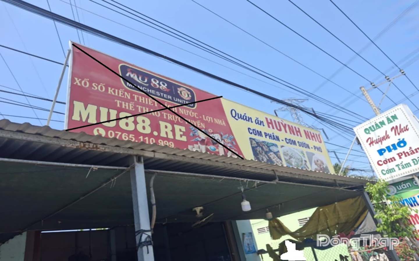 Một quán cơm thuộc xã Châu Thành, tỉnh Đồng Tháp được đối tượng làm bảng miễn phí nhưng lồng ghép trang web cá độ, cờ bạc trực tuyến