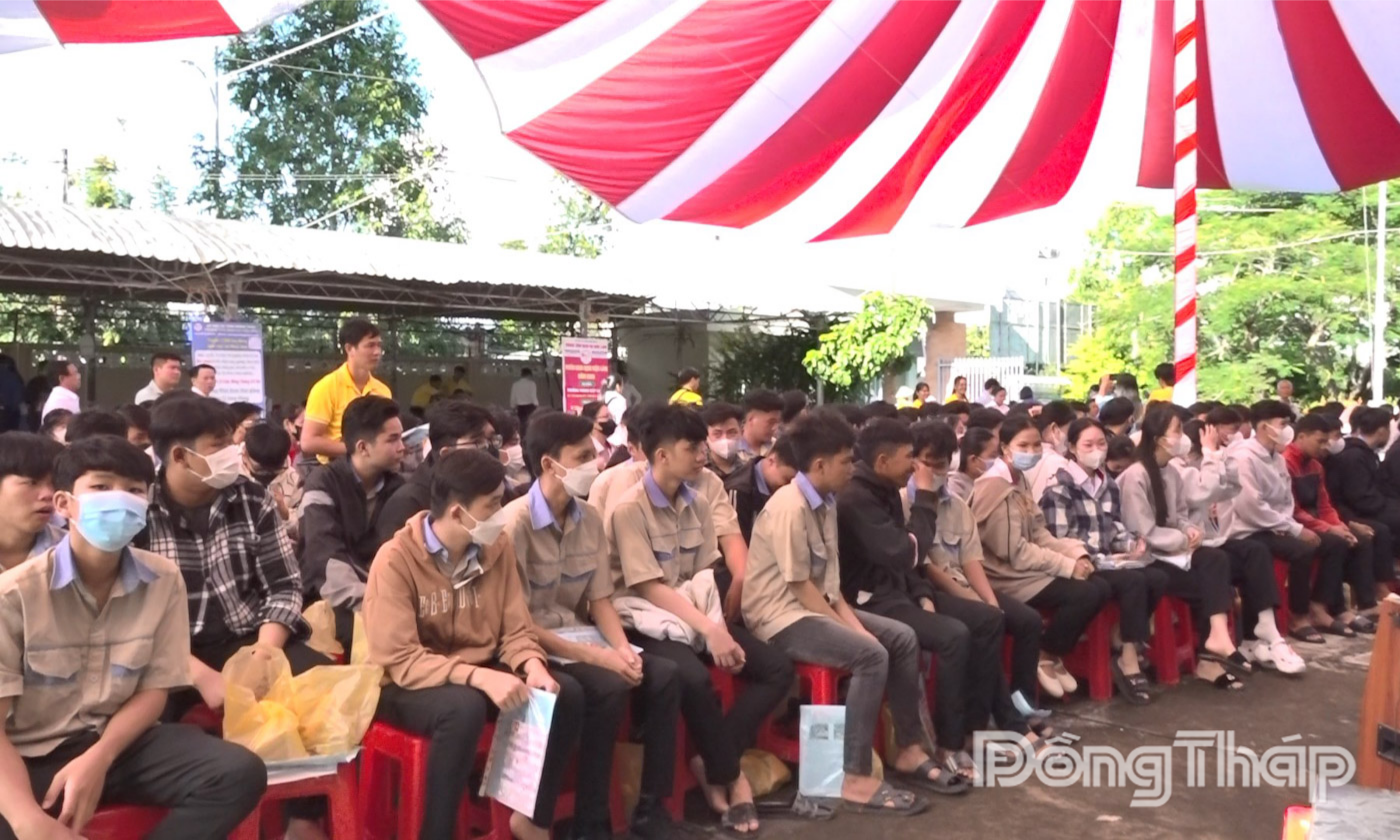 Đoàn viên, thanh niên, học sinh, người lao động phường Mỹ Phước Tây tham dự phiên giao dịch việc làm.