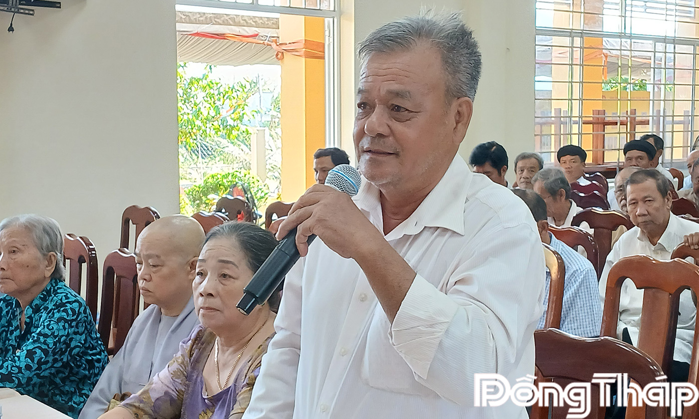 Cử tri xã Đồng Sơn phát biểu tại buổi tiếp xúc