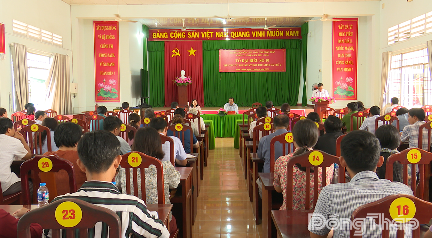 Quang cảnh buổi tiếp xúc cử tri xã Bình Thành