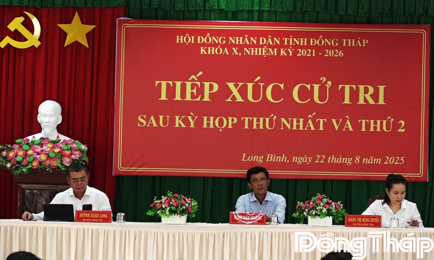Các đại biểu HĐND tỉnh, xã lắng nghe ý kiến cử tri