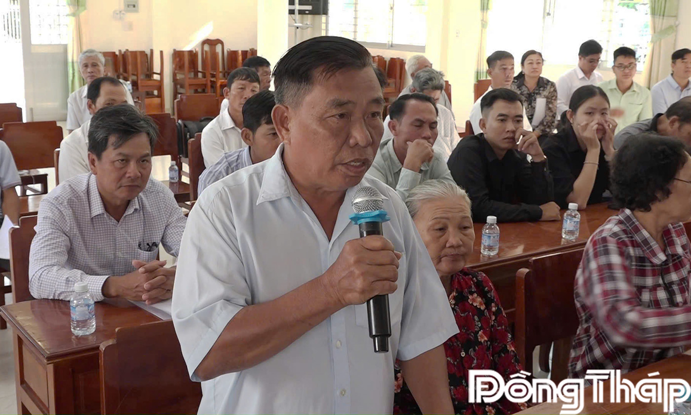 Cử tri xã Long Bình phát biểu tại buổi tiếp xúc