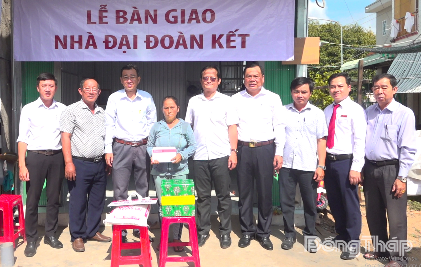 Lãnh đạo Đảng ủy, UBND, Ủy ban Mặt trận Tổ quốc Việt Nam phường Hồng Ngự, tỉnh Đồng Tháp tổ chức lễ bàn giao nhà cho bà Nguyễn Thị Hưng.