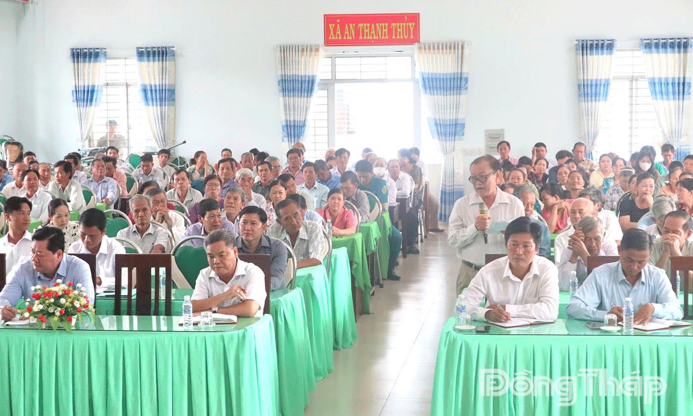 Cử tri trình bày ý kiến.