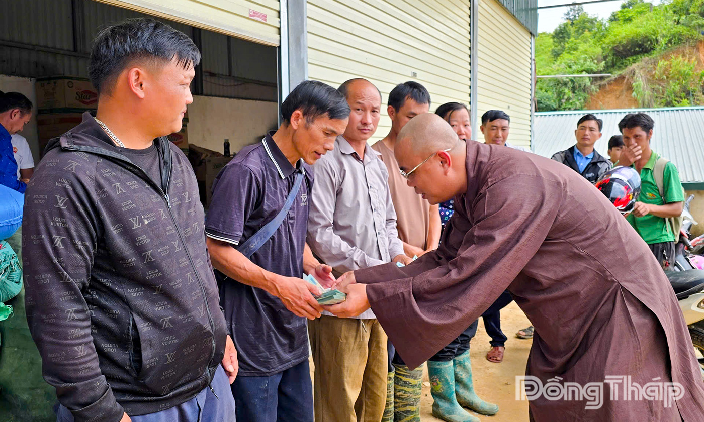 Đại đức Thích Minh Phước trao tiền hỗ trợ đồng bào vùng cao bị thiệt hại nặng nề do mưa lũ, sạt lở đất vừa qua.