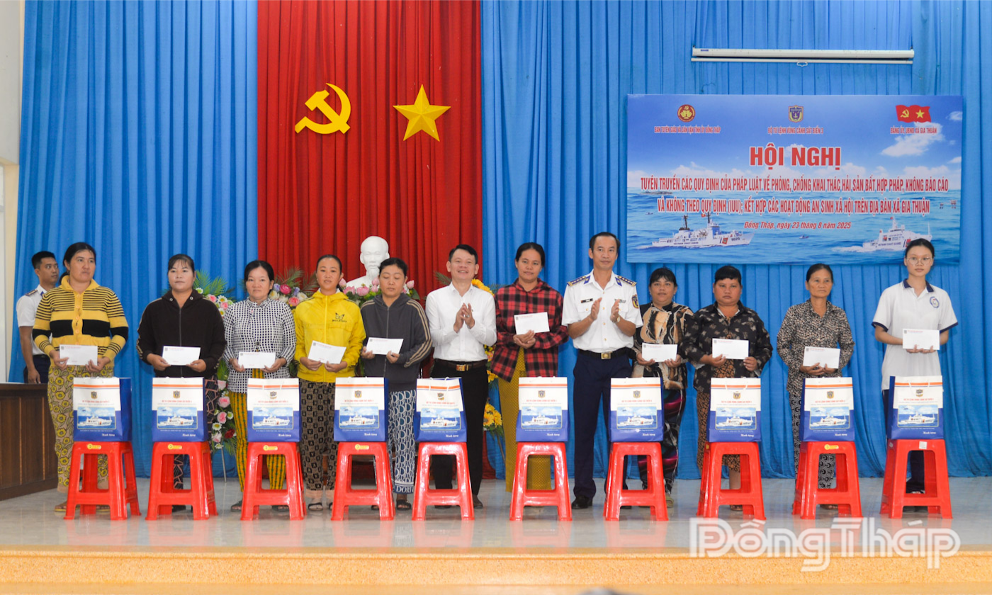 Lãnh đạo Bộ Tư lệnh Vùng Cảnh sát biển 3 và Ban Tuyên giáo và Dân vận Tỉnh ủy Đồng Tháp trao quà cho ngư dân có hoàn cảnh khó khăn trên địa bàn xã Gia Thuận.