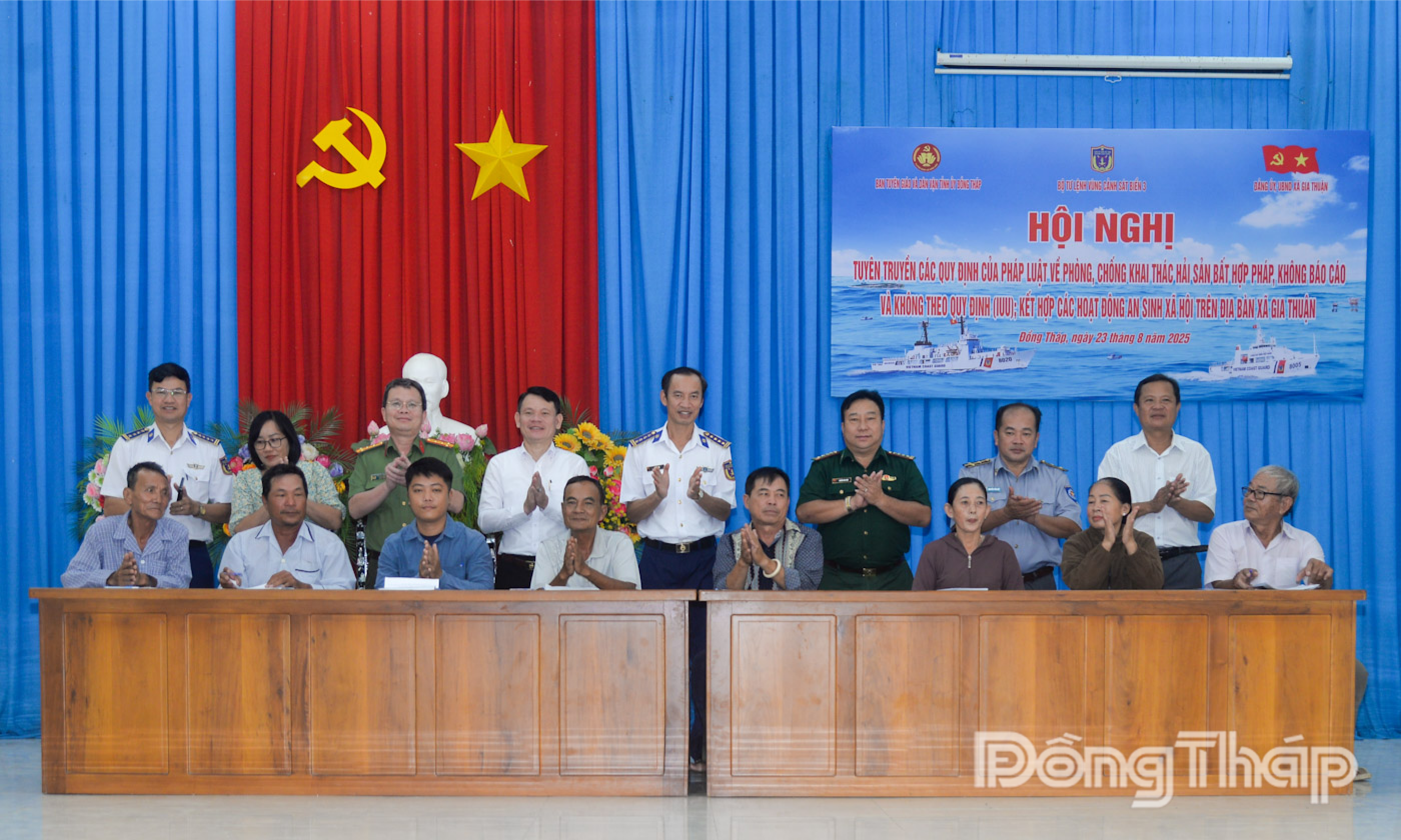 Đại diện các chủ phương tiện và thuyền trưởng đã ký cam kết không vi phạm quy định về khai thác IUU.