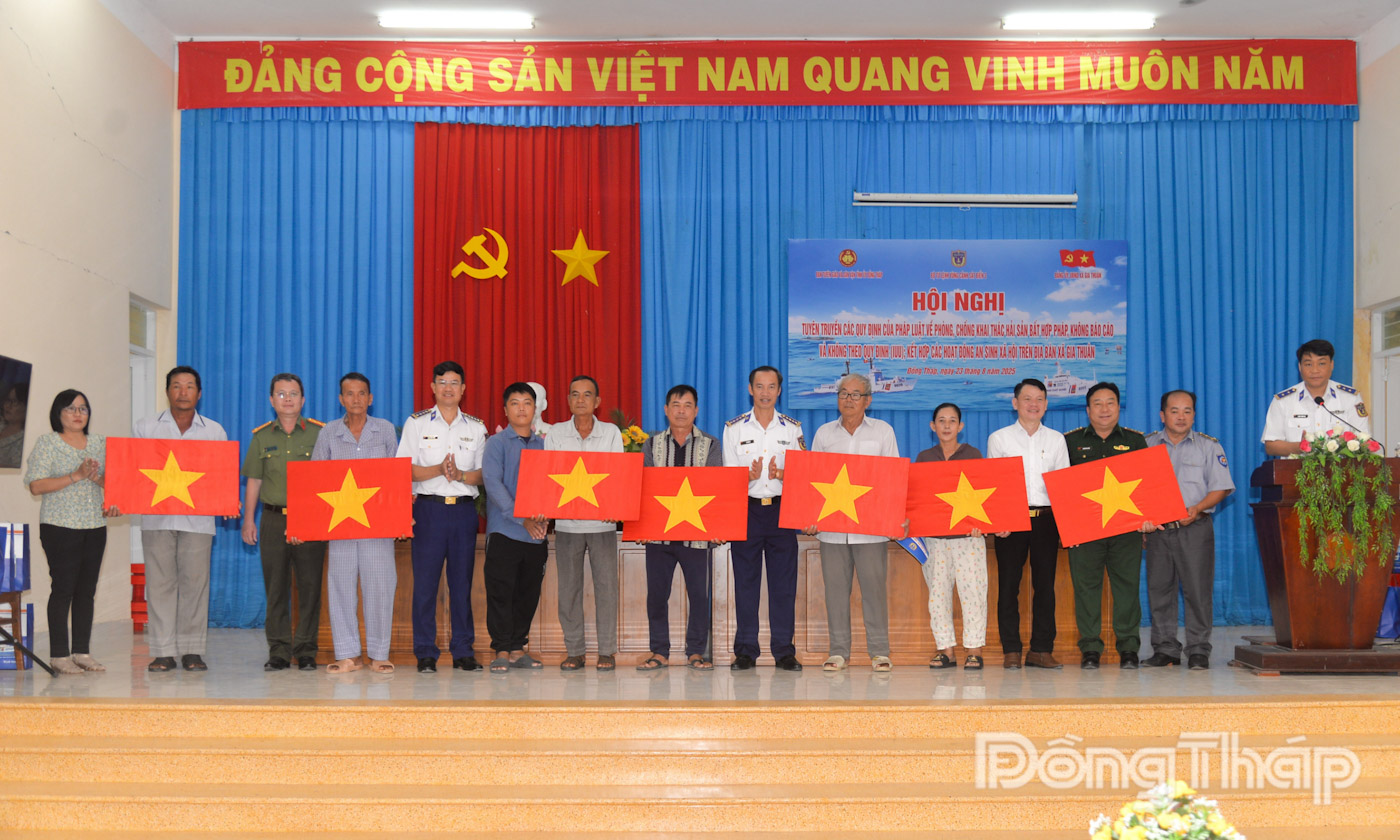 Tặng cờ Tổ quốc cho ngư dân.