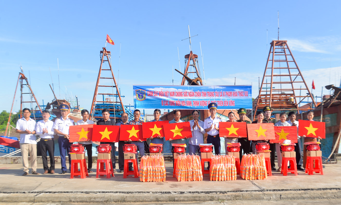 Trao quà cho đại diện 10 tàu cá neo đậu tại khu neo đậu Cảng cá Vàm Láng, xã Gia Thuận