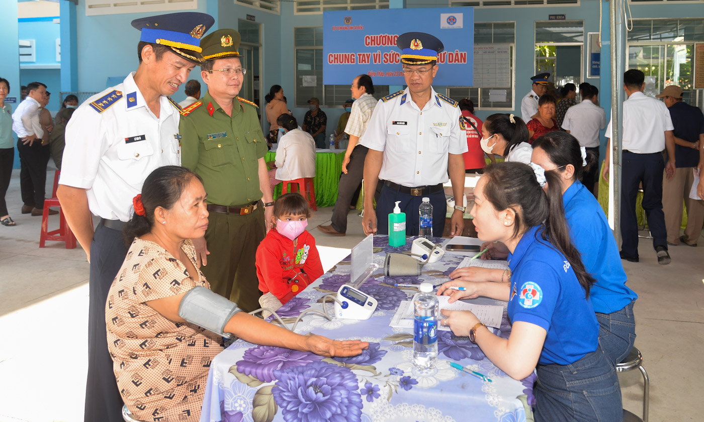 Tổ chức khám bệnh, tư vấn sức khỏe, cấp phát thuốc miễn phí.
