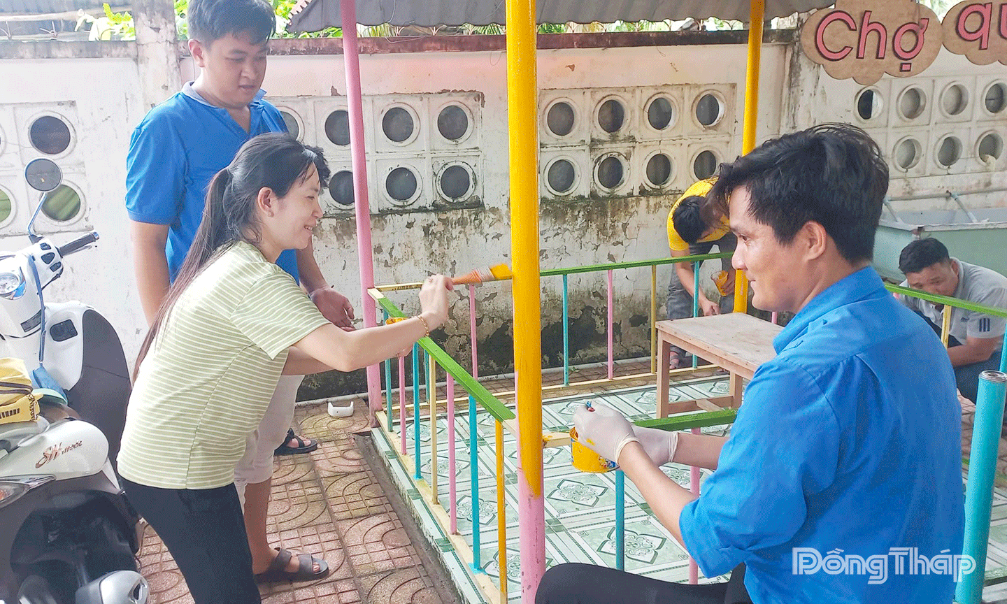 Đoàn xã Thạnh Phú triển khai đội hình “Kỳ nghỉ hồng” tại Trường Mầm non Phú Cường. Các đoàn viên đã hỗ trợ tu sửa, dọn dẹp cảnh quan, sơn sửa khuôn viên trường lớp, khu vui chơi tạo không gian sạch đẹp, an toàn và thân thiện cho các em nhỏ bước vào năm học mới