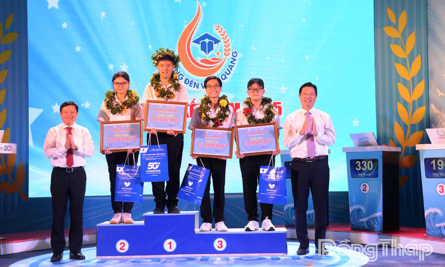 Phó Chủ tịch UBND tỉnh Đồng Tháp Huỳnh Minh Tuấn và Giám đốc Sở GD-ĐT tỉnh Đồng Tháp Lê Quang Trí trao giải cho các thí sinh.