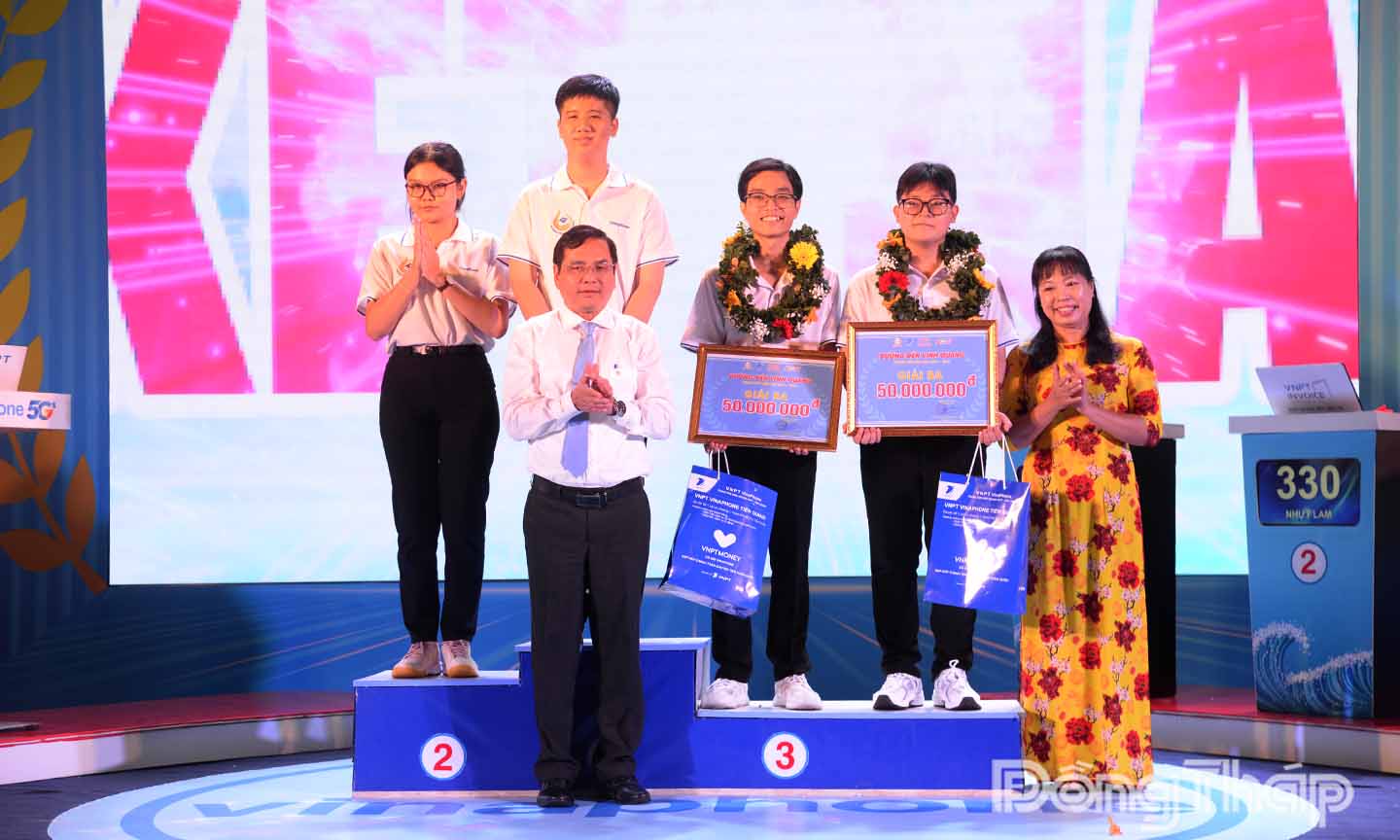 Phó Chủ tịch UBND tỉnh Đồng Tháp Huỳnh Minh Tuấn và Giám đốc Sở GD-ĐT tỉnh Đồng Tháp Lê Quang Trí trao giải cho các thí sinh.