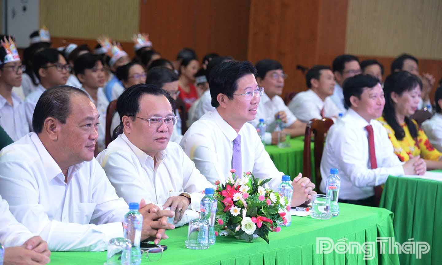 Các đại biểu tham dự chương trình. 