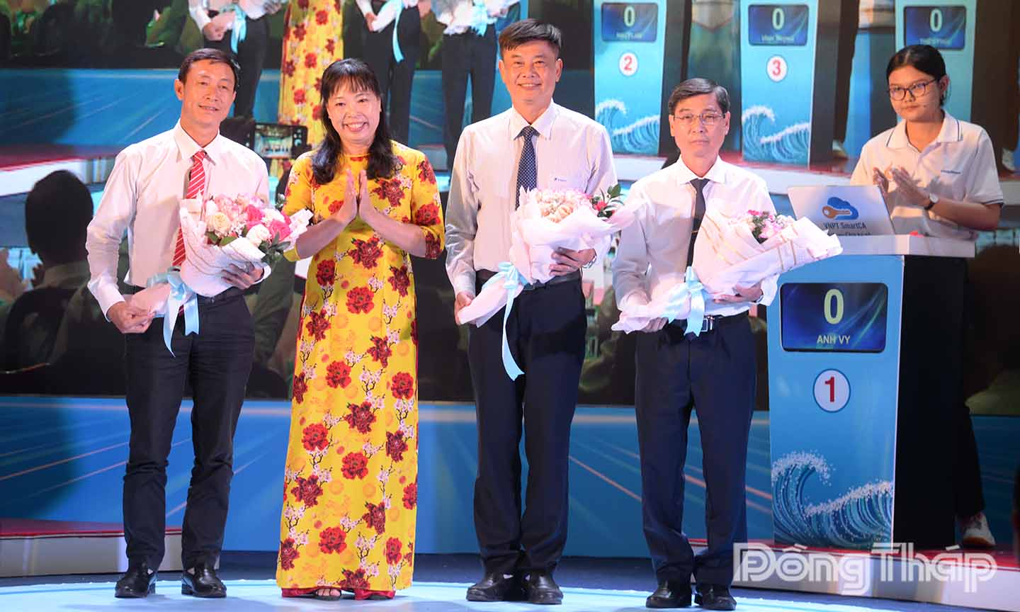 Tổng Biên tập Báo và phát thanh, truyền hình Đồng Tháp Ngô Thị Ngọc Hạnh tặng hoa cho các đơn vị tài trợ chương trình. 